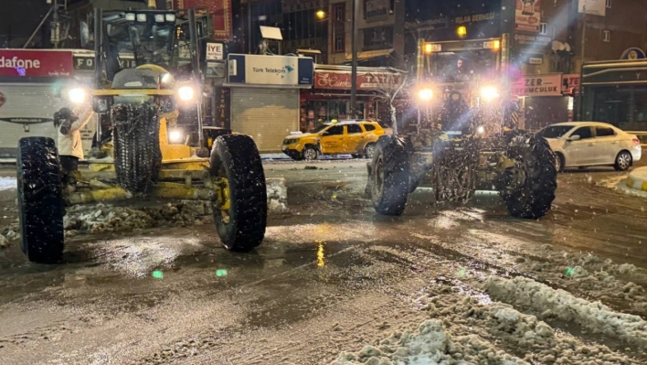 Van'da kent merkezi ve bazı ilçeler kar yağışıyla beyaza büründü