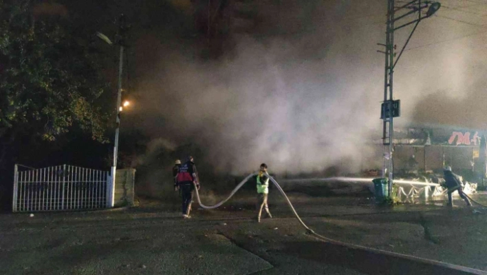 Van'da korkutan iş yeri yangını: Alevler geceyi aydınlattı