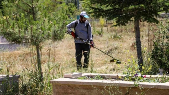 Van'da Kurban Bayramı öncesi mezarlıklarda temizlik çalışması