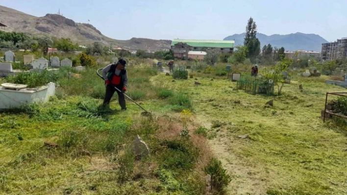 Van'da mezarlıklarda temizlik çalışması