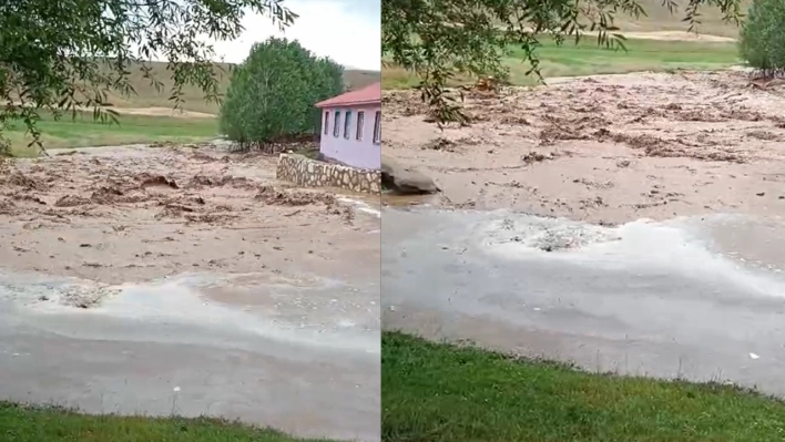 Van'da sağanak yağış sele yol açtı