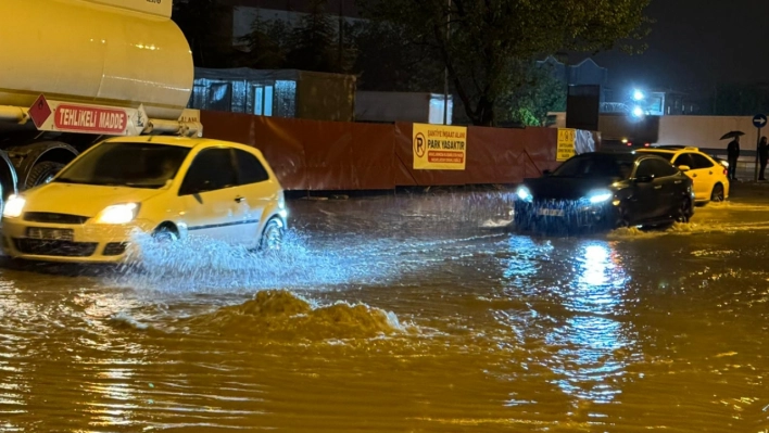 Van'da sağanak, yaşamı olumsuz etkiledi