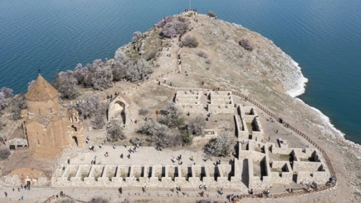 Van'da turizmin gözdesi Akdamar Adası