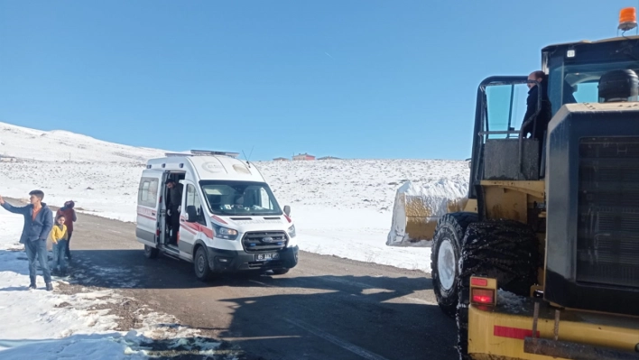 Van'da yolu kapanan mahalledeki hasta ekiplerce hastaneye ulaştırıldı