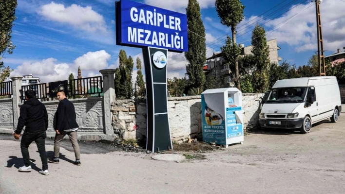 Van'daki mezarlıkların isim tabelası yenilendi