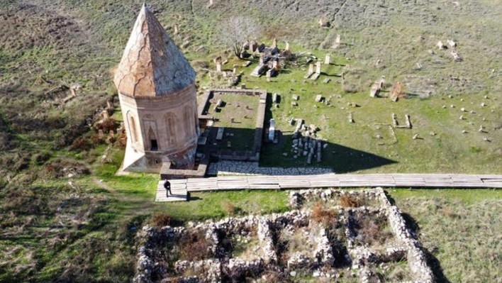 Van'daki Selçuklu Mezarlığı'nda en erken tarihli sandukalı mezar ortaya çıkarıldı