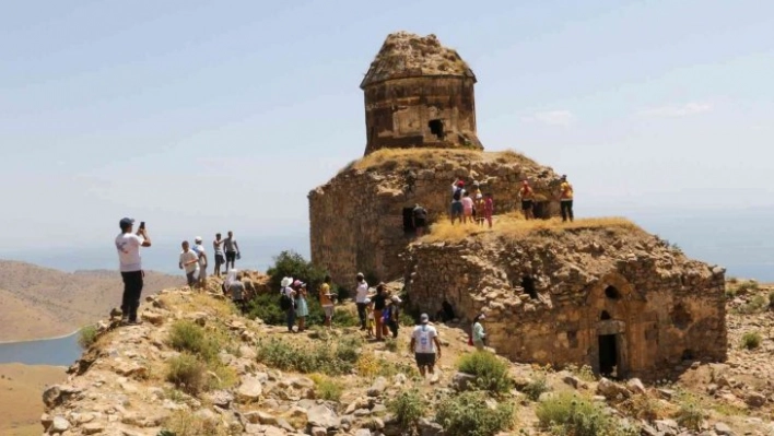 Van Denizi Yüzme Festivali renkli görüntülerle sürüyor