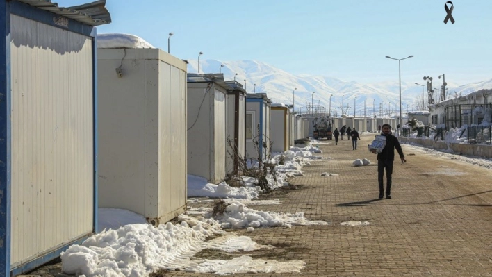 Van ekibi Malatyalı depremzedeler için konteyner kent kuruyor