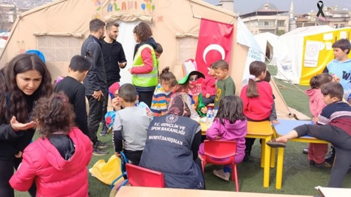 Van Gençlik ve Spor İl Müdürlüğü personeli deprem bölgesinde yaraları sarıyor