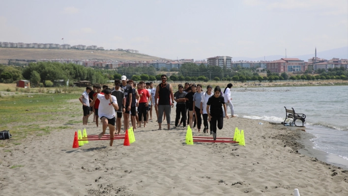 Van Gölü'ndeki kumsalda BESYO ve POMEM sınavlarına hazırlanıyorlar