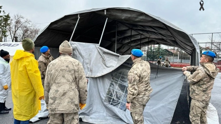 Van jandarmasının deprem bölgesindeki çalışması devam ediyor