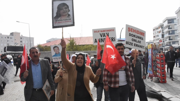 Vanlı aileler çocuklarına kavuşmak için HDP İl Başkanlığı önündeki eylemlerini sürdürdü