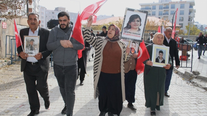 Vanlı aileler, DEM Parti İl Başkanlığı önündeki eylemlerini sürdürdü