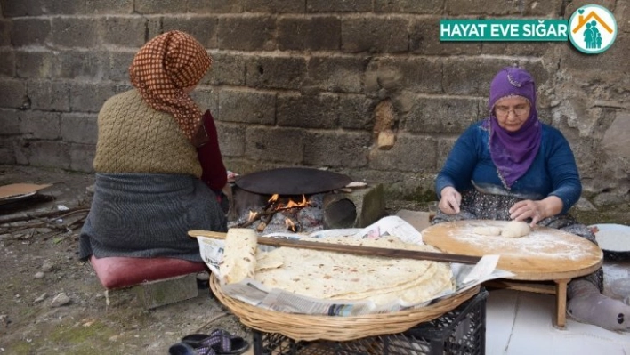 Vatandaşlar sokağa çıkma yasağına ekmek pişirerek hazırlandı