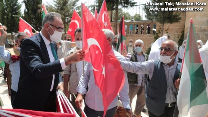 Vatandaşlara Türk ve Filistin bayrağı dağıtıldı