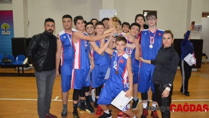 Vedat Topçuoğlu Anadolu Lisesi Basketbolda il ikincisi