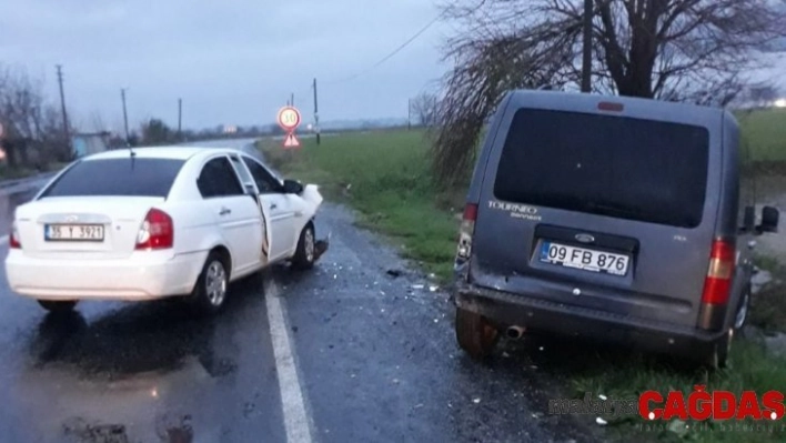 Virajı alamayan kamyonet karşı yönden gelen otomobile çarpıştı 2 yaralı