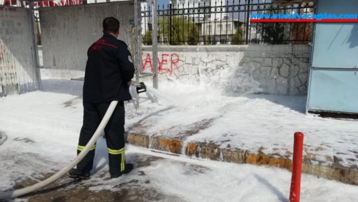 virüse karşı kaldırım ve duraklar köpüklü suyla temizlendi