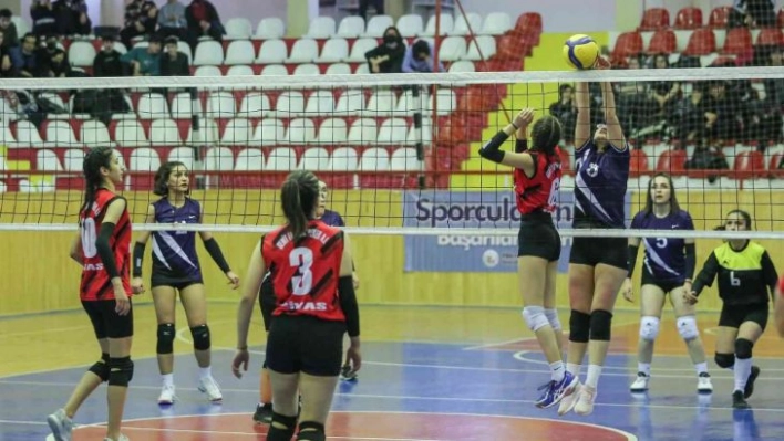 Voleybol turnuvası büyük heyecan sahne oldu