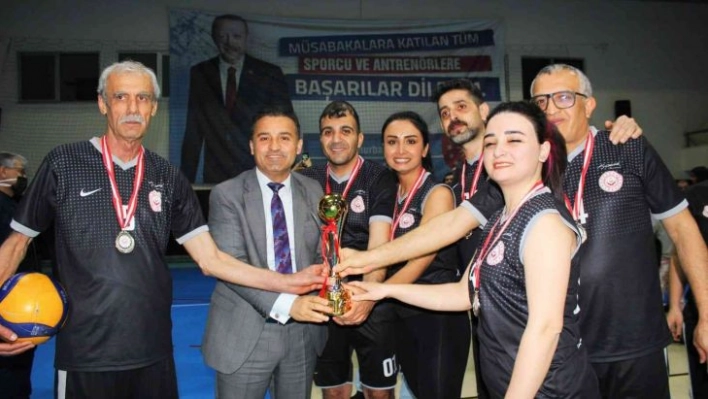 Voleybol turnuvasında Adana Çocuk Evleri Sitesi şampiyon oldu