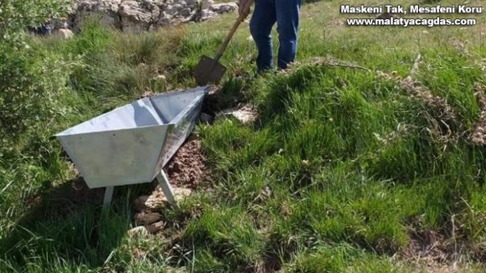 Yaban hayvanları için doğaya su tekneleri bırakıldı