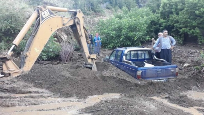 Yağış sonrası toprak kayması meydana geldi