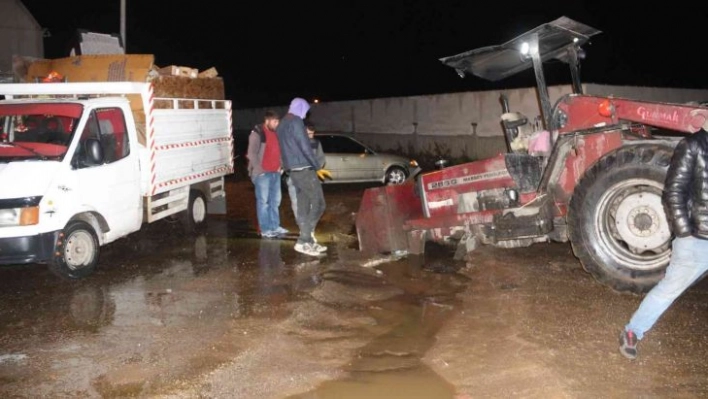 Yağmur sonrası yolda oluşan çukur başında nöbet tuttular