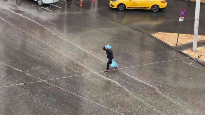 Yağmura hazırlıksız yakalanan vatandaşlar başlarına poşet geçirdi