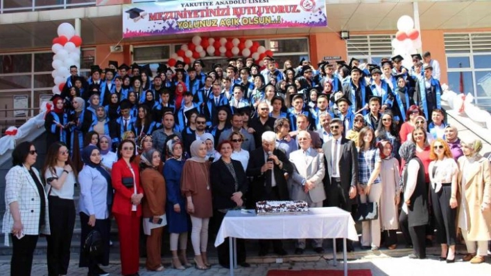 Yakutiye Anadolu Lisesi'nde mezuniyet coşkusu