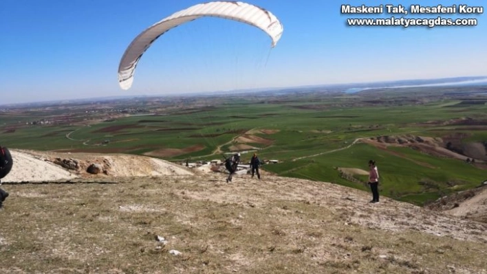 Yamaç paraşütleri Adıyaman semalarında süzüldü