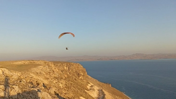 Yamaç paraşütü tutkunlarının yeni adresi Erciş oldu