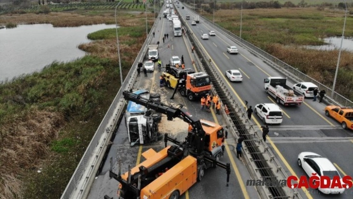 Yan yatan çöp kamyonu TEM otoyolunu trafiğe kapattı