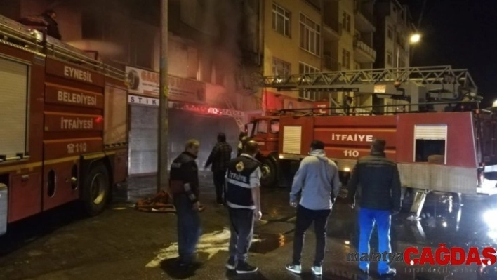 Yanan dükkanını bıraktı, şoka giren çalışanını teselli etti