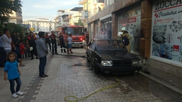 Yanan otomobili itfaiye gelene kadar hortumla söndürdü