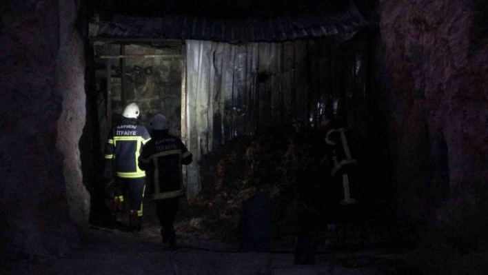 Yangında mahsur kaldılar, 3 metre yükseklikteki delikten kurtarıldılar