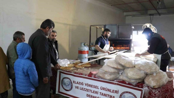 Yaptırdığı seyyar fırınla depremzede vatandaşlara sıcak ekmek dağıtıyor