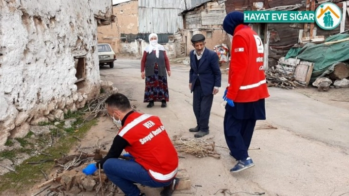 Yaşlı çiftin odunlarını görevliler kırdı