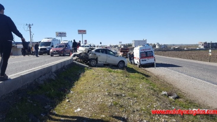 Yayalara yol vermek için duran araca ambulans çarptı: 6 yaralı