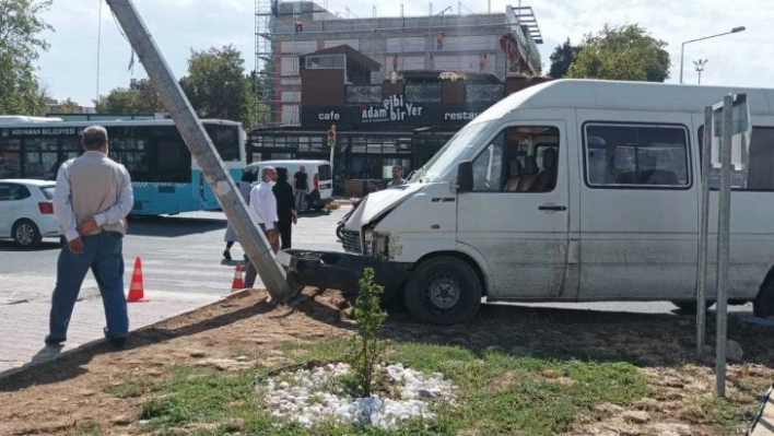 Yayaya çarpmamak için aydınlatma direğine çarptı