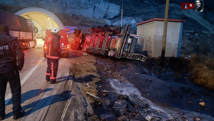 Yazıhan İlçesinde Trafik Kazası 2 Yaralı