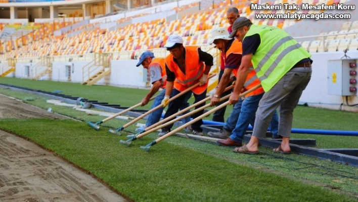 Stadyumu'nda çim serimi başladı