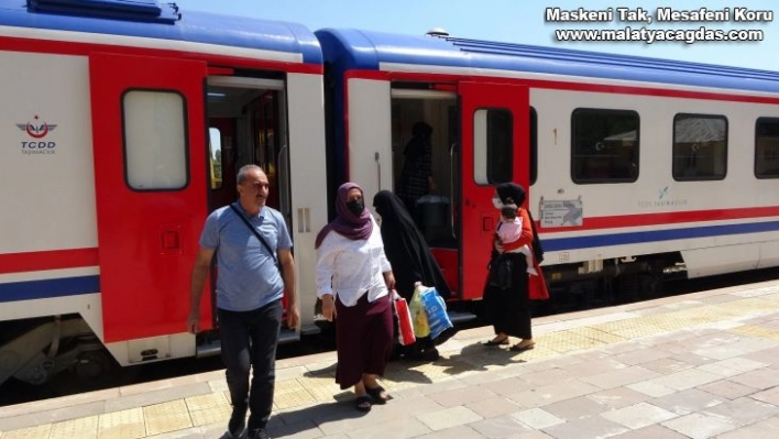 Yeniden başlayan tren seferleri vatandaşı sevindirdi