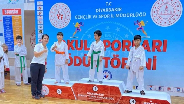 Yenişehir Belediyesi yaz spor okulu karete şampiyonu oldu