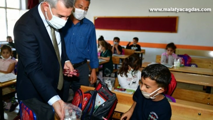 Çınar, okulları ziyaret edip, öğrencilerle buluştu