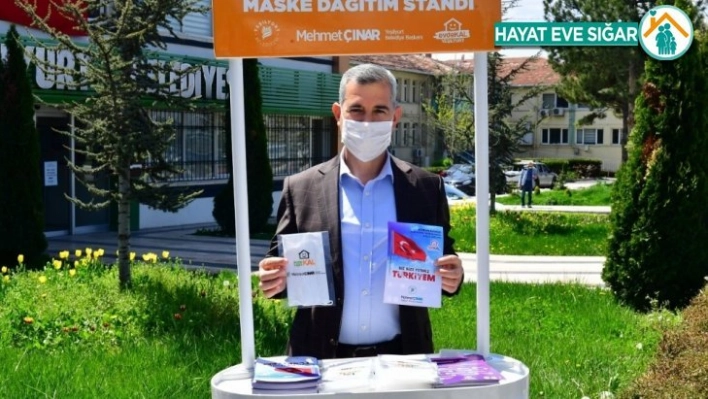 Yeşilyurt Belediyesi maske ve broşür dağıtıyor