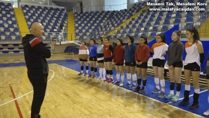 Kadın voleybol takımı bölgesel lige odaklandı