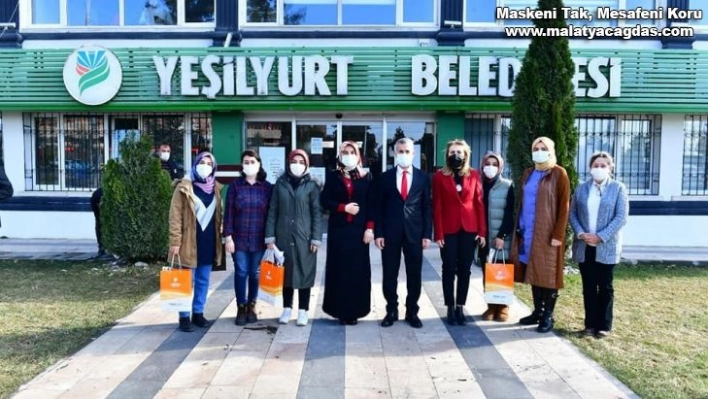 Yeşilyurt'da kadın personele çiçek