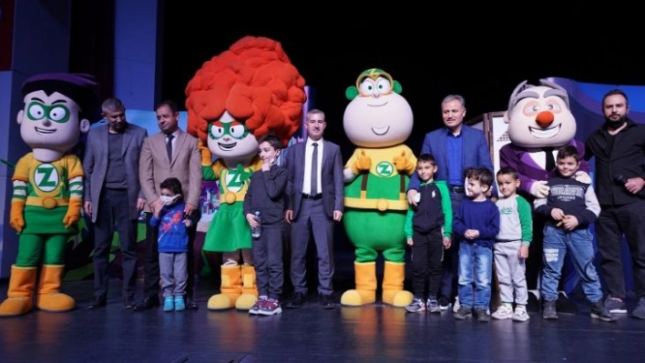 Yeşilyurt'ta Z takımı müzikal tiyatro gösterisi yoğun ilgi gördü