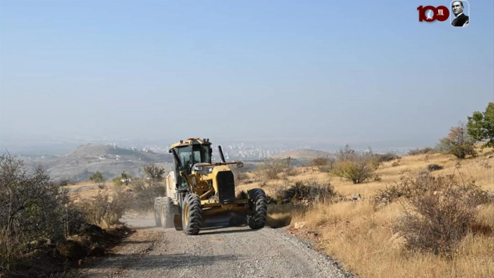 Yeşilyurt'ta depremlerde hasara uğrayan yollar onarılıyor