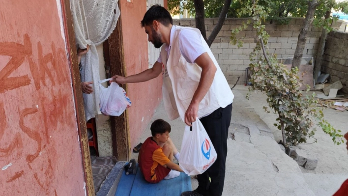 Yetimler Vakfı Van'da onlarca aileye kırmızı et dağıttı